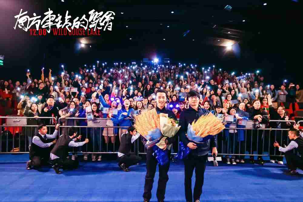 导演刁亦男、、胡歌与观众合影 导演刁亦男、、、、胡歌与观众合影